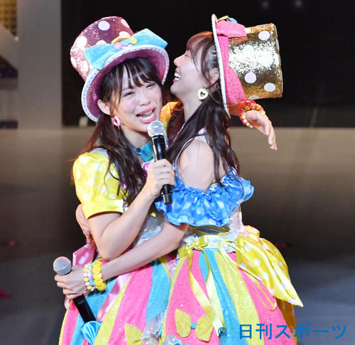 2018年9月　SKE48リクエストアワー　涙を流し抱き合いながら第1位の「ここで一発」を歌う須田亜香里（左）と松村香織