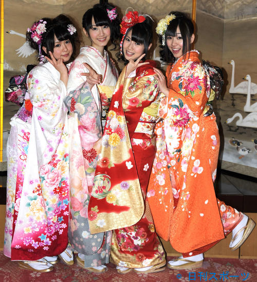 2012年1月　成人式ではしゃぐSKE48。左から平松可奈子、松井玲奈、高柳明音、須田亜香里
