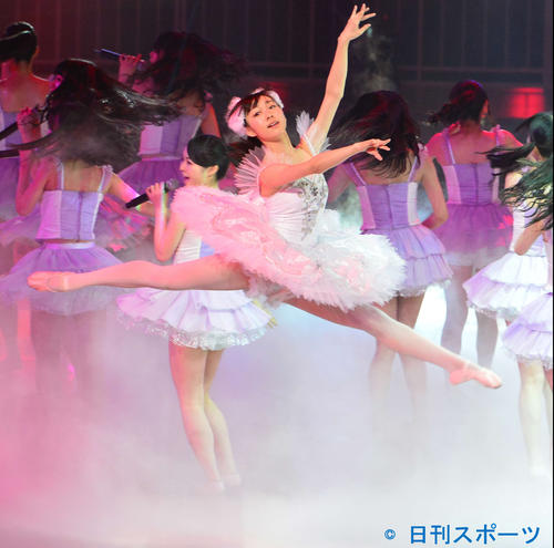 2013年4月25日　日本武道館単独公演で「孤独なバレリーナ」を熱唱するSKE48の新チームK2。手前は須田亜香里
