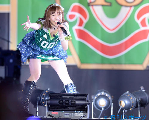 2014年8月　AKB48グループ東京ドームコンサート「～するなよ？するなよ？　絶対卒業発表するなよ？～」2日目公演　元気いっぱいに客席へアピールする須田亜香里