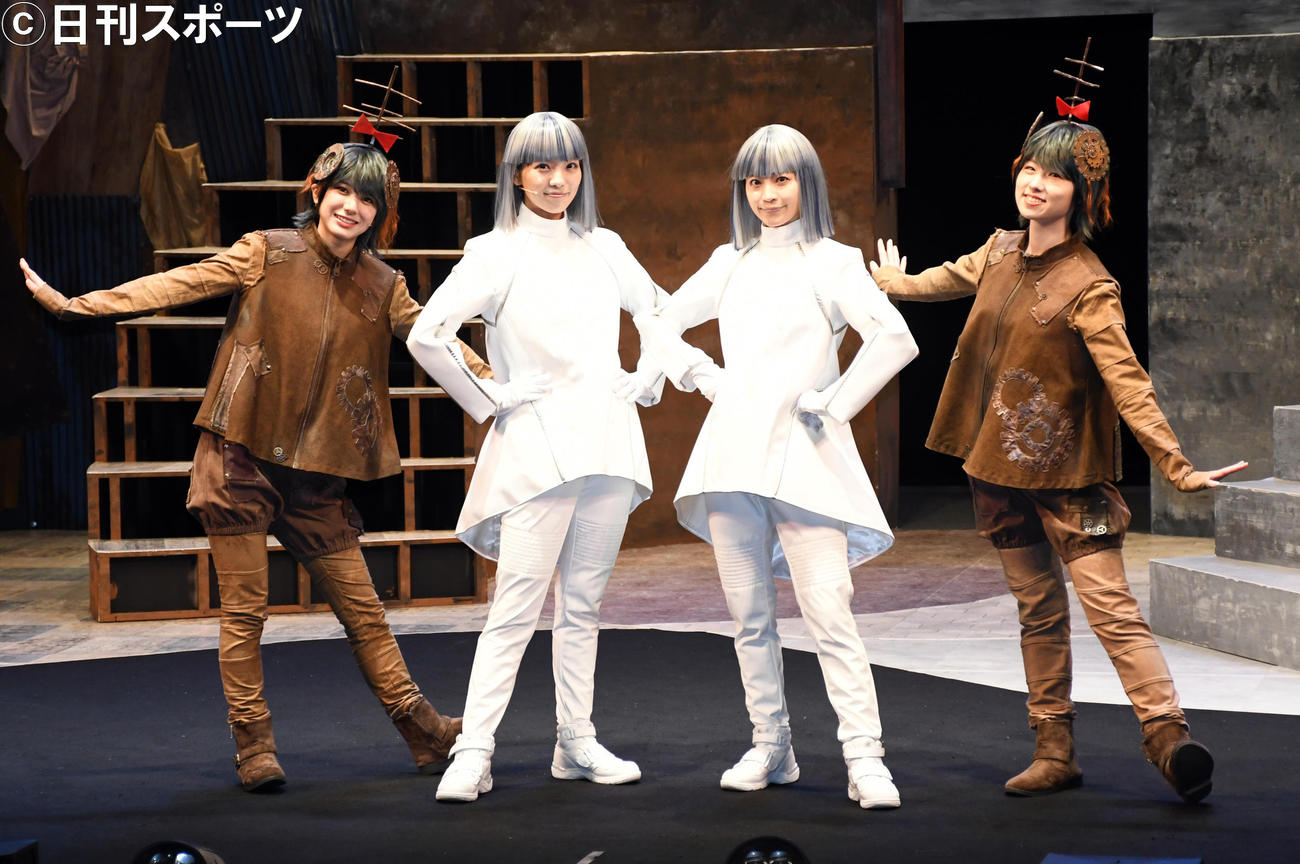 音楽劇「Zip＆Candy」の初日公演を前に撮影に応じた、左から大西桃香、生田輝、岩田陽葵、岩立沙穂（撮影・大友陽平）