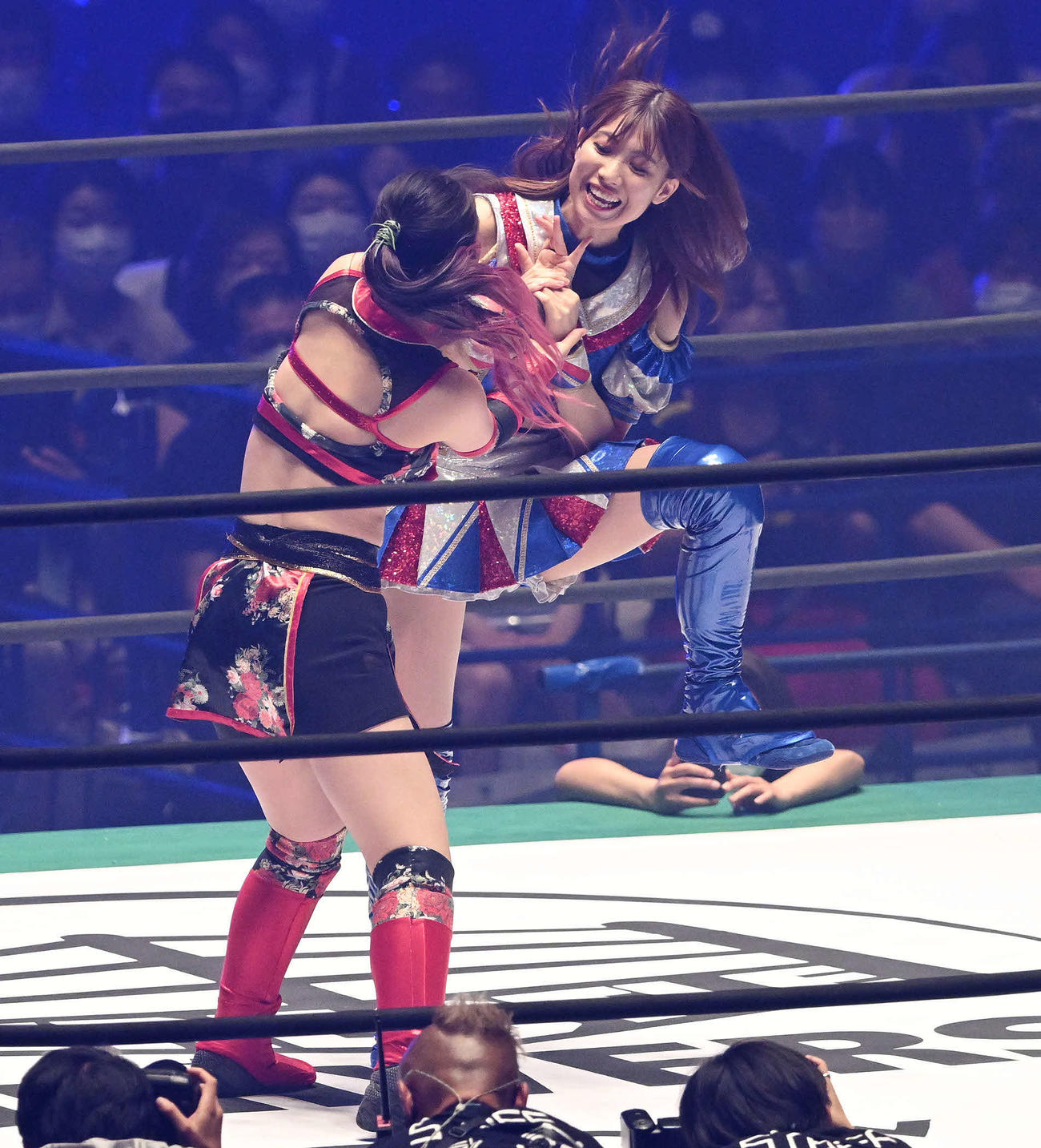 長野じゅりあ（左）を攻める荒井優希（撮影・滝沢徹郎）