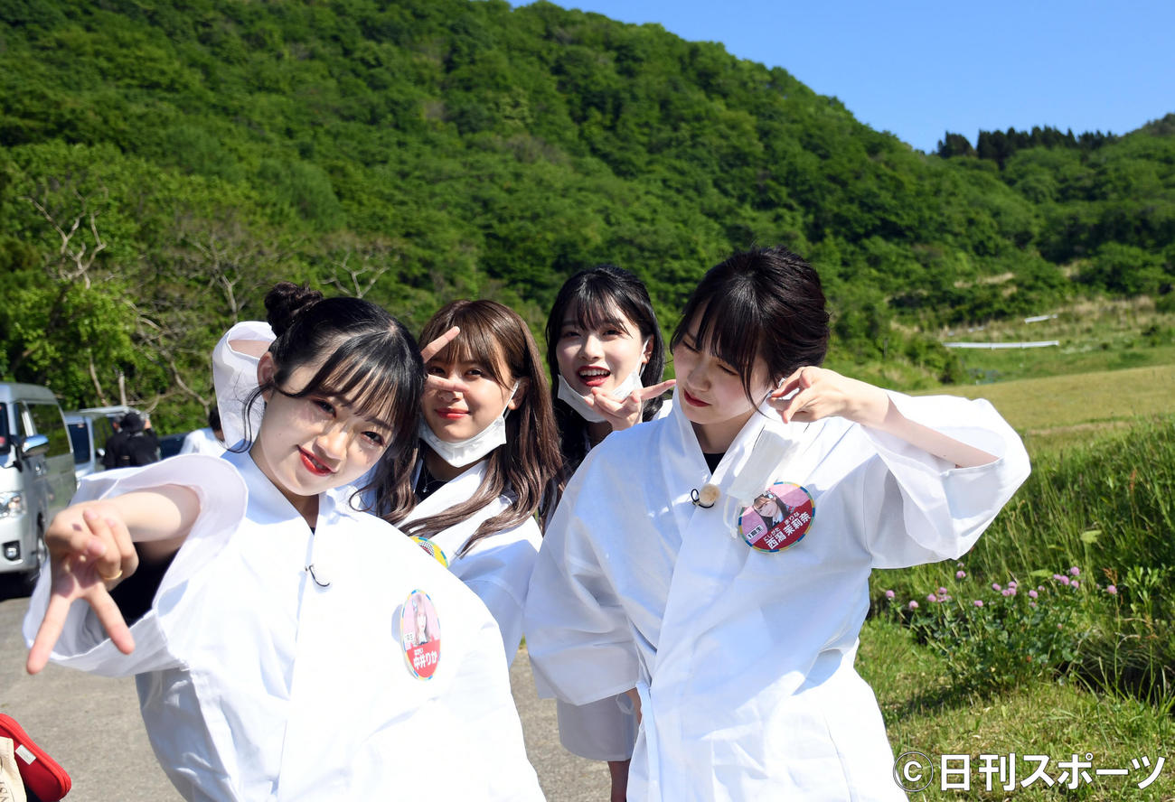滝行前に妙なテンションの、左から中井りか、富永夢有、小越春花、西潟茉莉奈（撮影・大友陽平）