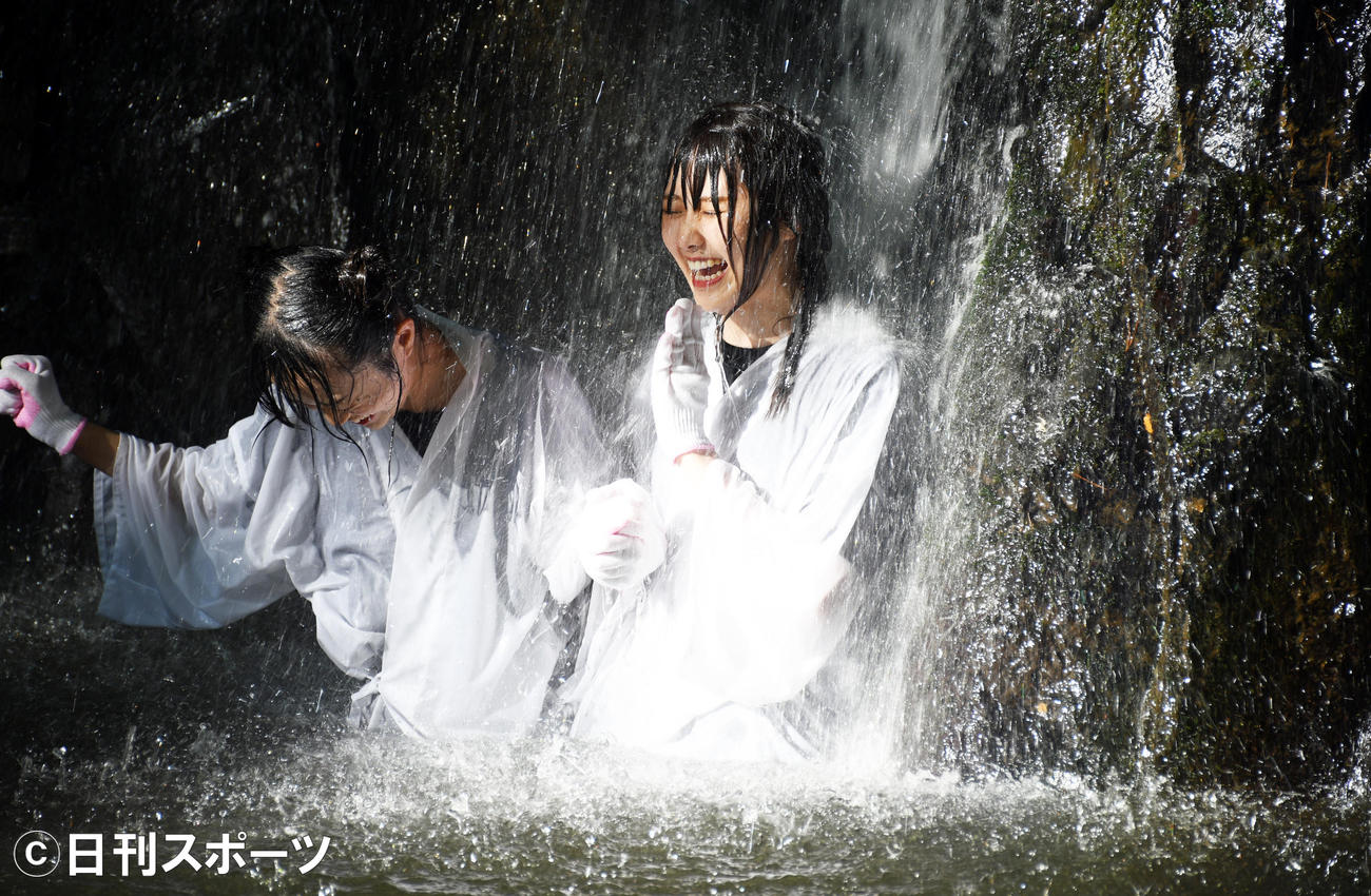 滝に打たれるNGT48の中井りか（左）と西潟茉莉奈（撮影・大友陽平）