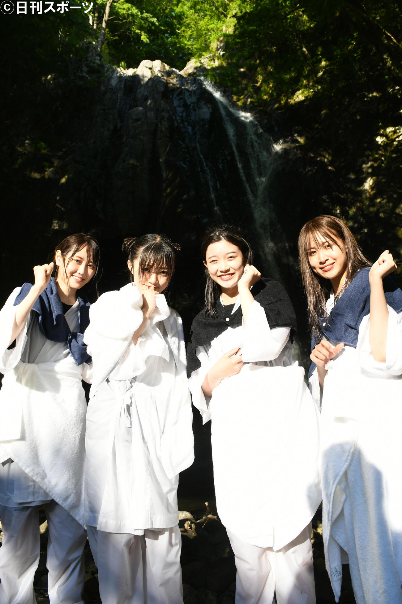滝行をして充実感いっぱいの表情を見せるNGT48の、左から西潟茉莉奈、中井りか、小越春花、富永夢有（撮影・大友陽平）