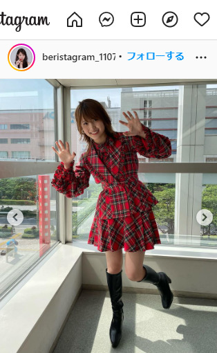 岡部麟は赤いチェックの衣装を披露した（岡部のインスタグラムより）