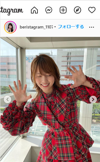岡部麟は赤いチェックの衣装を披露した（岡部のインスタグラムより）