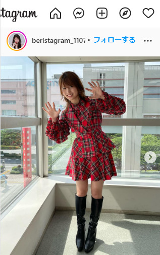 岡部麟は赤いチェックの衣装を披露した（岡部のインスタグラムより）