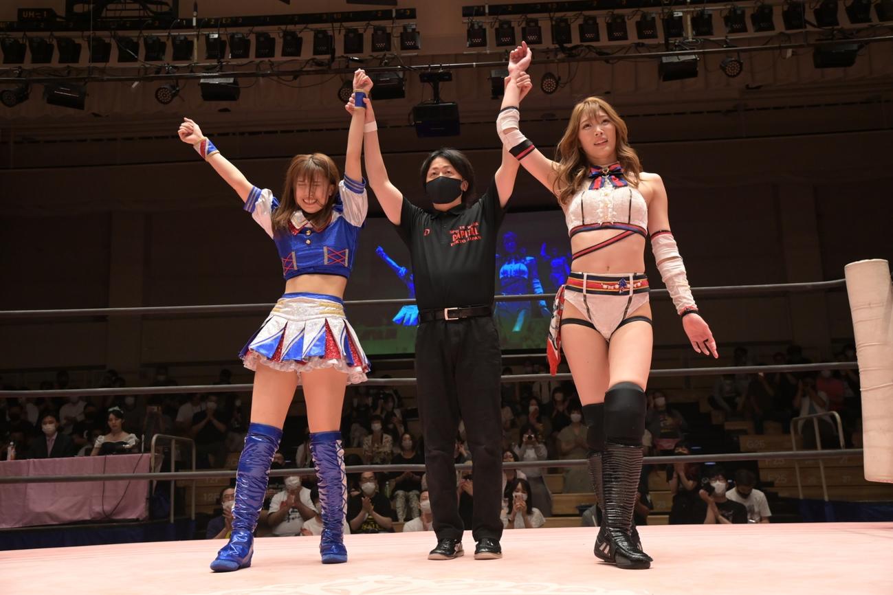 山下実優＆宮本もか組に勝利して勝ち名乗りを受ける荒井優希（左）と赤井沙希（C）東京女子プロレス