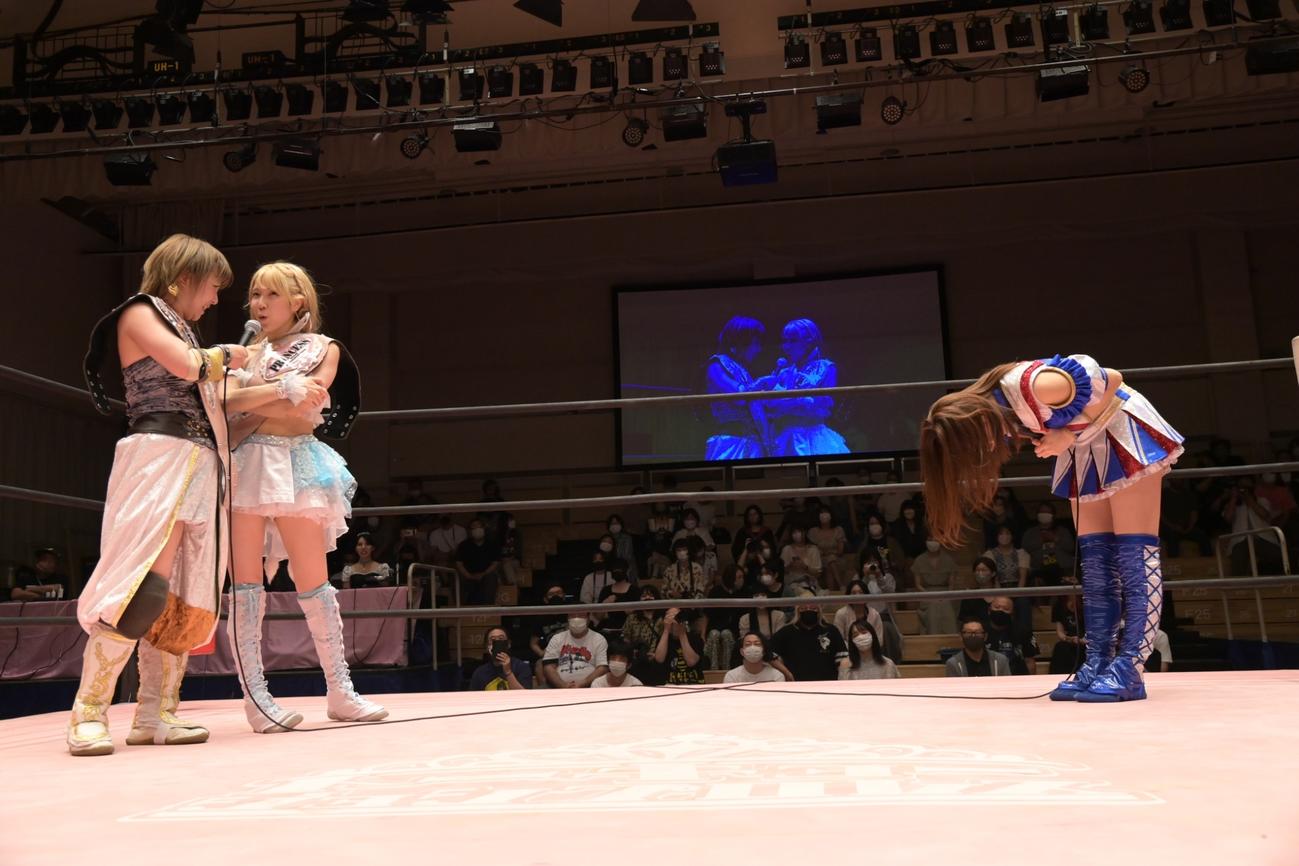 坂崎ユカ（左）＆瑞希（中央）組に挑戦を申し込む荒井優希（C）東京女子プロレス