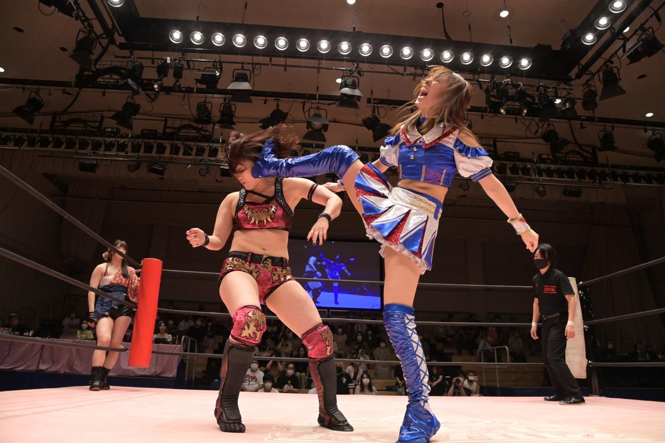 山下実優にキックを見舞う荒井優希（C）東京女子プロレス