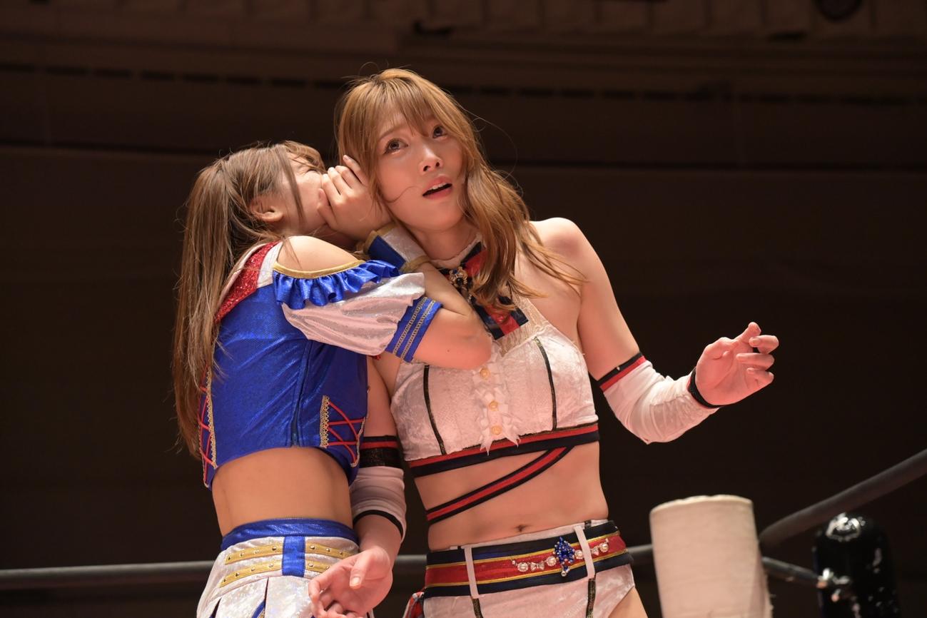タッグパートナーの赤井沙希（右）に耳打ちする荒井優希（C）東京女子プロレス