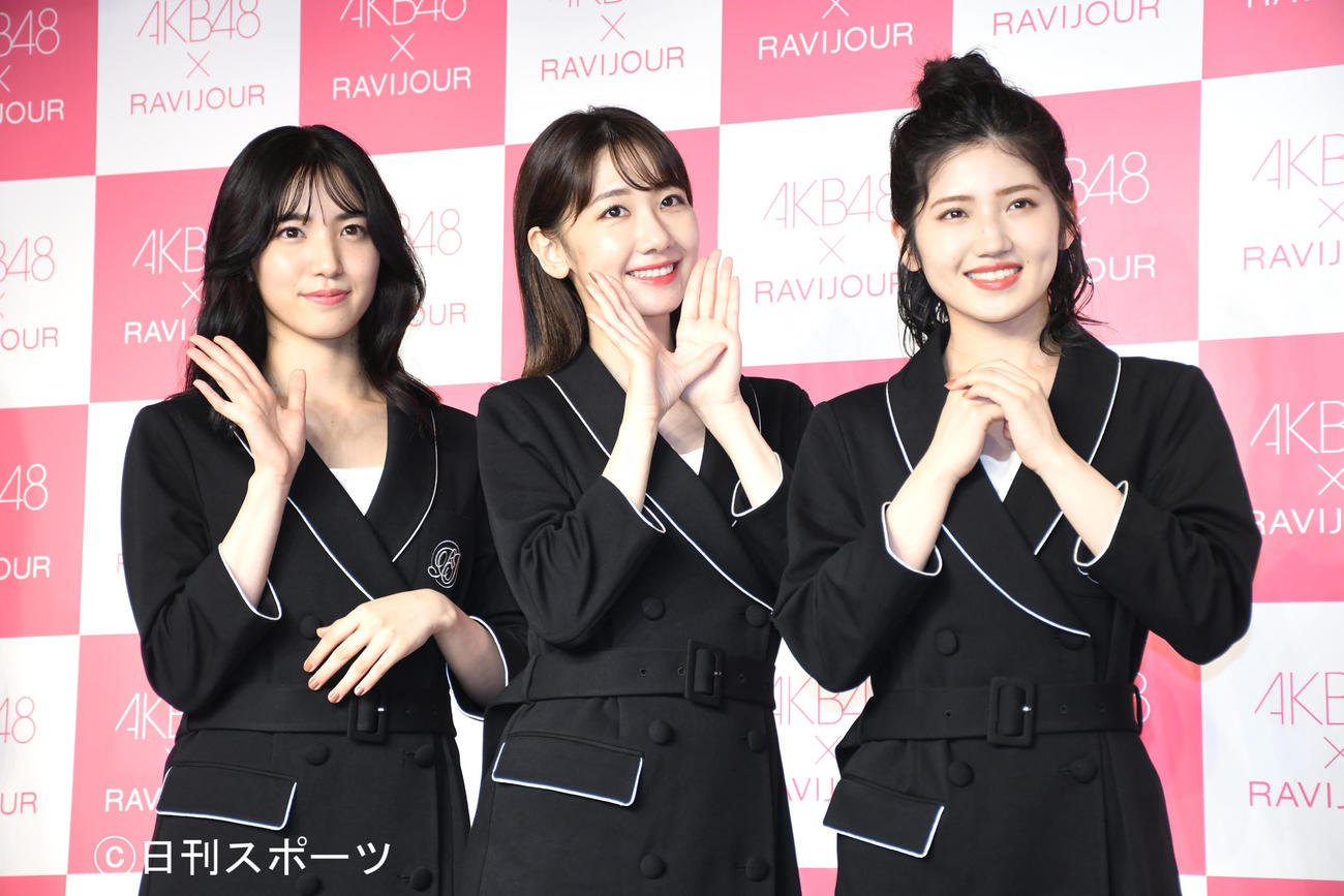 ランジェリーブランド「RAVIJOUR」のアンバサダーに起用され、会見に出席したAKB48の、左から下尾みう、柏木由紀、村山彩希（撮影・大友陽平）