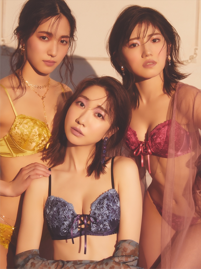 ランジェリーブランド「RAVIJOUR」のアンバサダーに起用されたAKB48の、左から下尾みう、柏木由紀、村山彩希