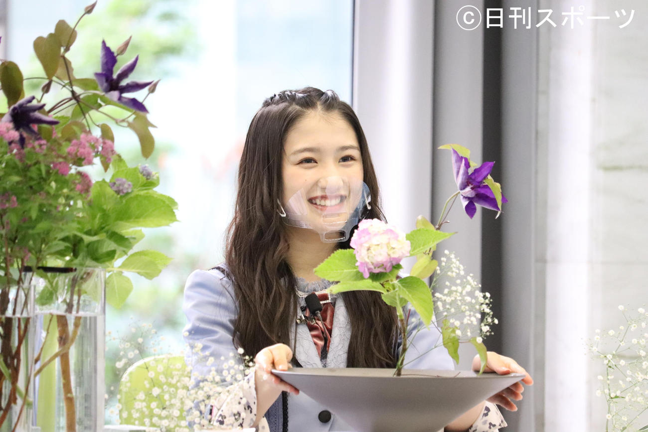 完成した作品を持ち笑顔を見せる塩月希依音（撮影・竹本穂乃加）