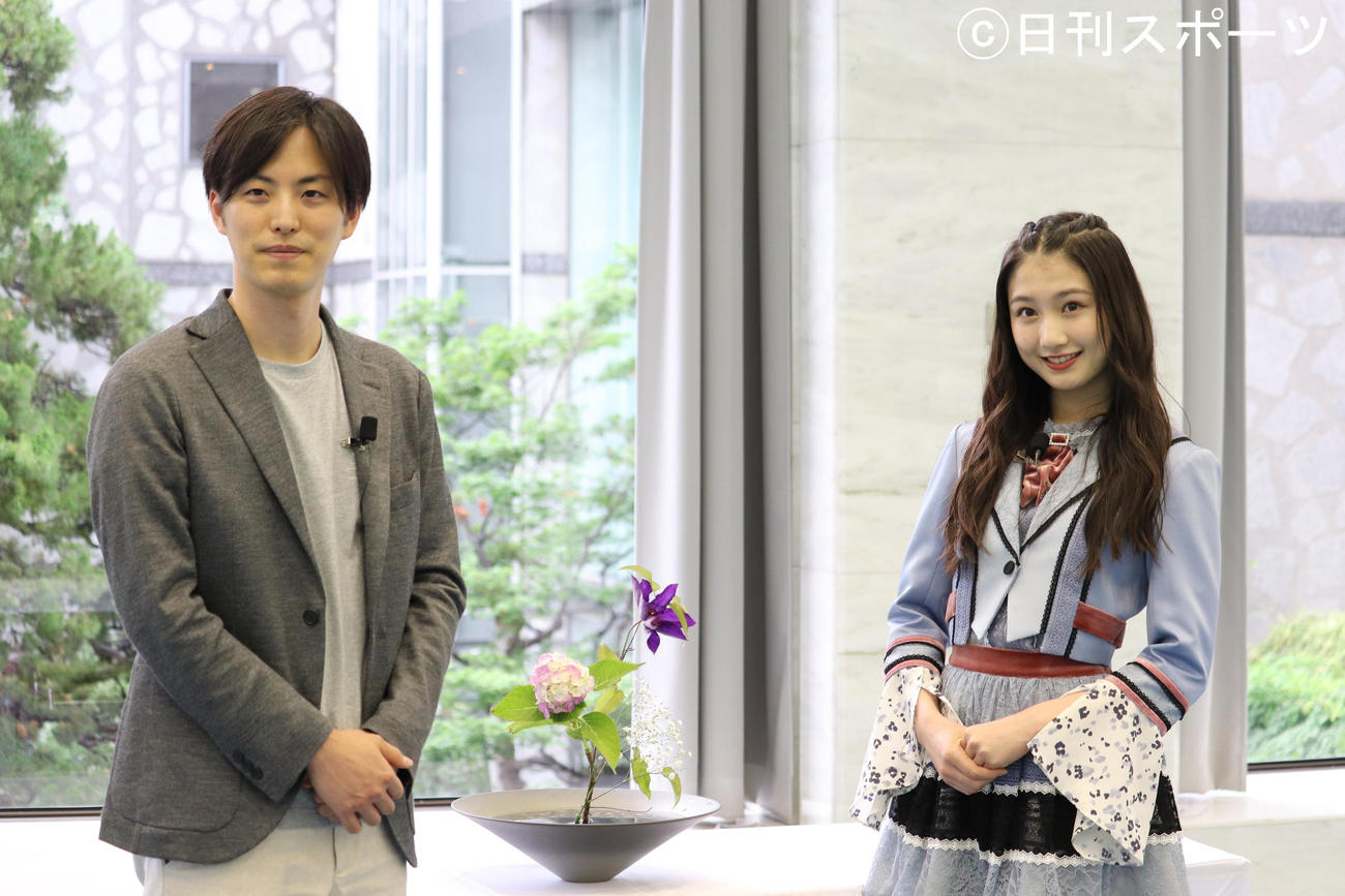 完成した作品の横に立つ池坊専宗（左）と塩月希依音（右）。（撮影・竹本穂乃加）