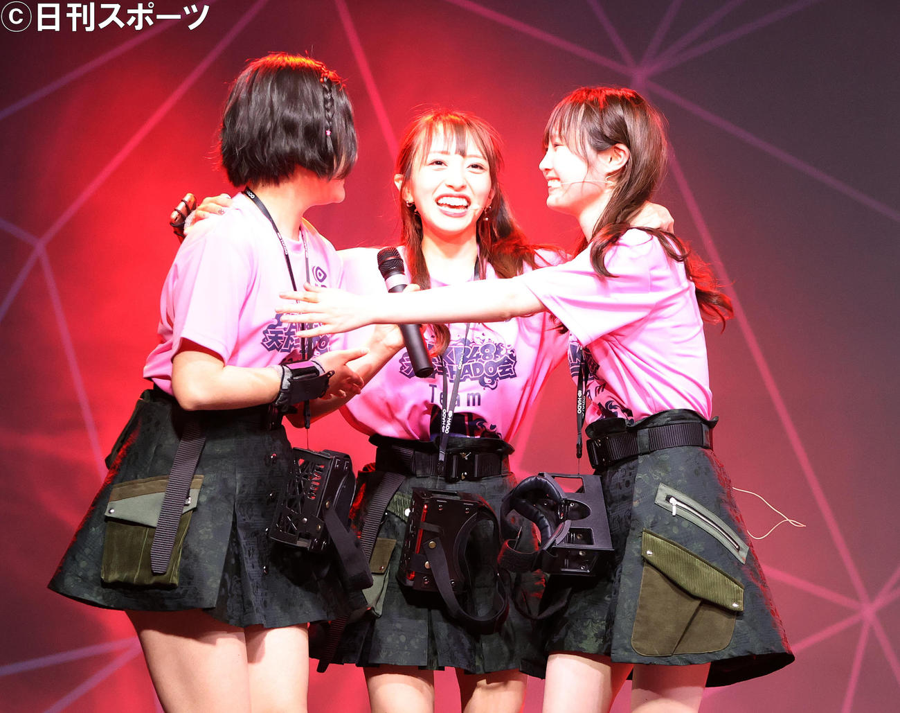 第1回AKB48天下一HADO会開幕戦で1位になり喜ぶチームA、左から道枝咲、齋藤陽菜、向井地美音（撮影・鈴木正人）