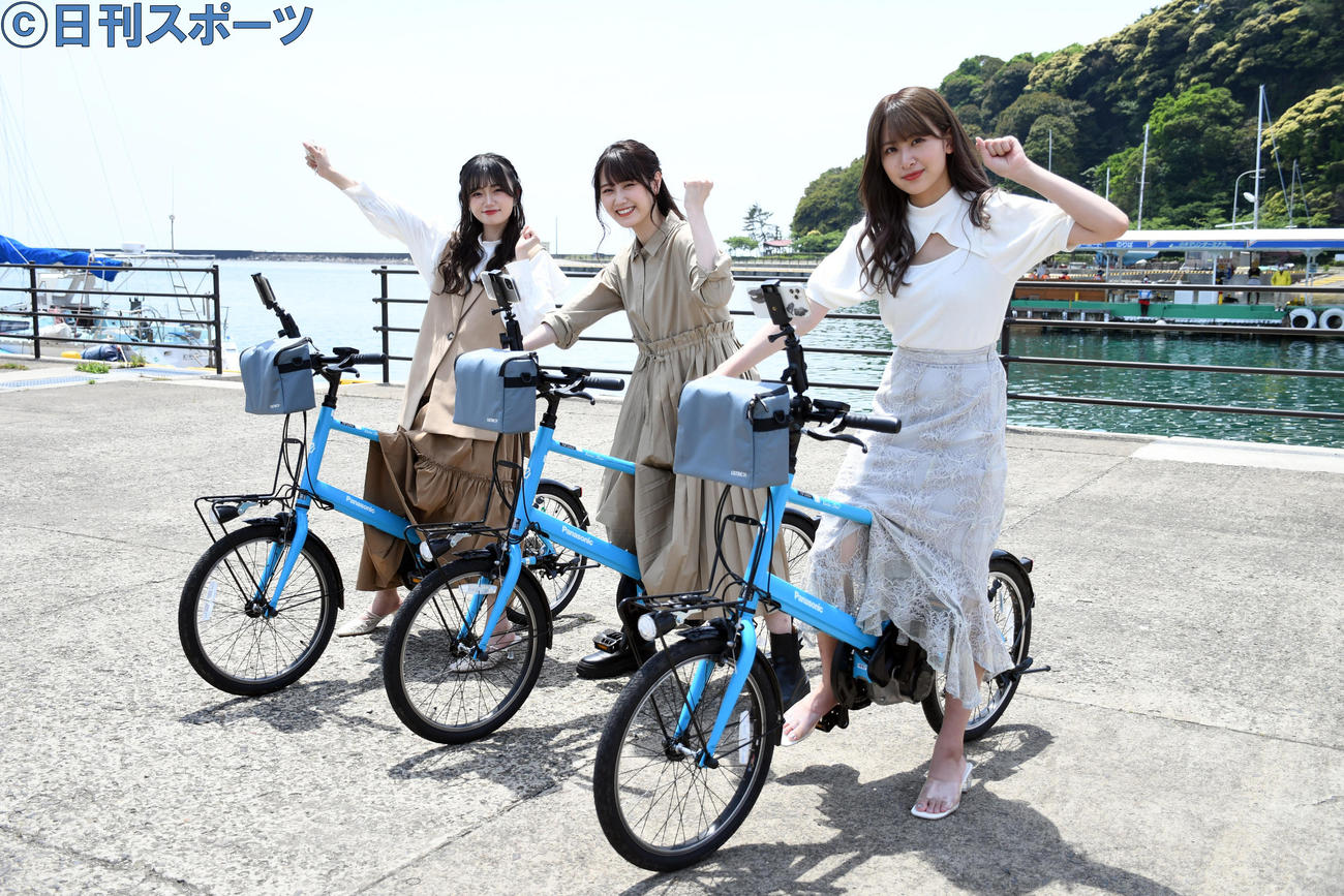 小木港から宿根木方面にサイクリングに向かう、左から中井りか、西潟茉莉奈、富永夢有（撮影・大友陽平）