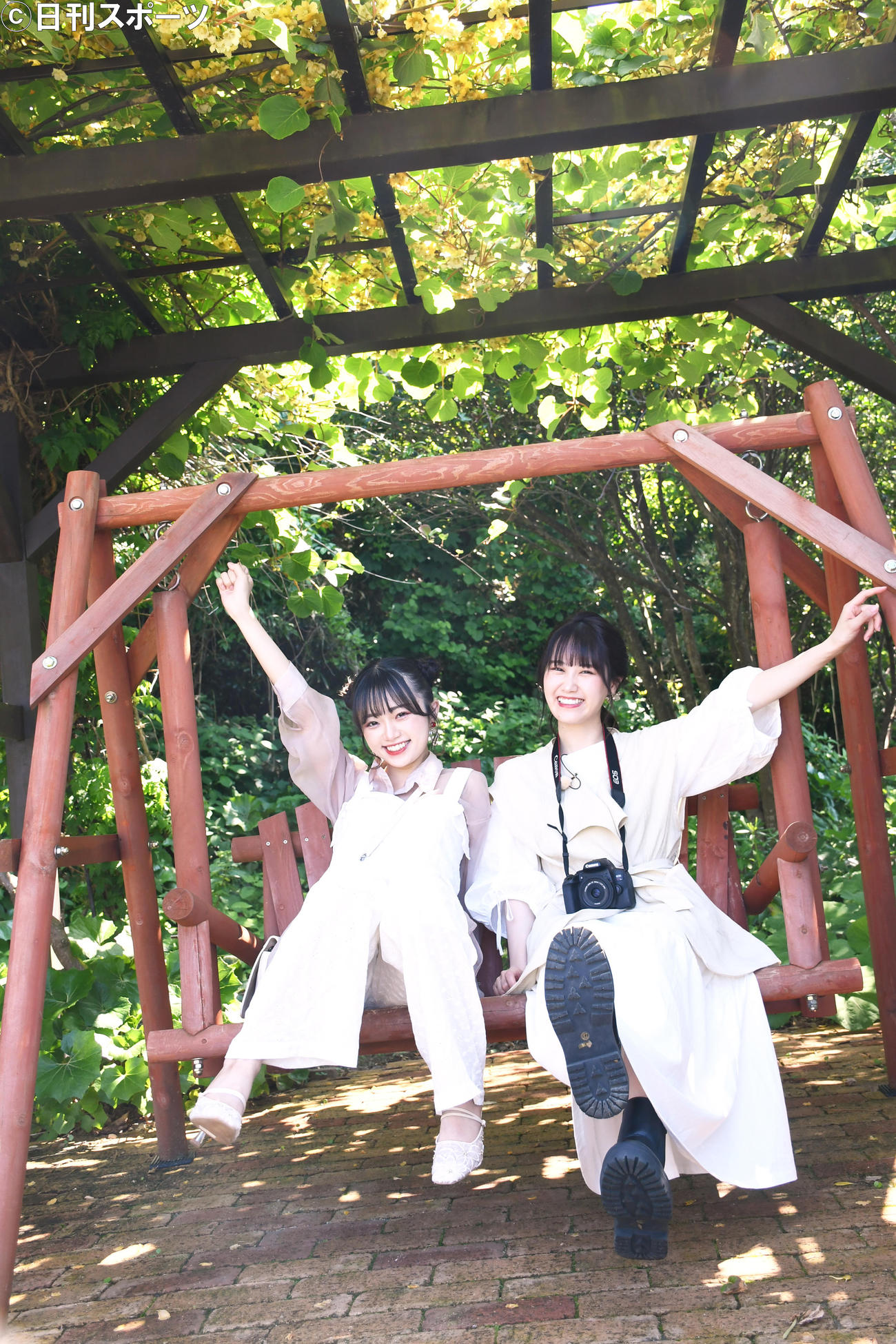 「しまふうみ」のブランコではしゃぐ中井りか（左）と西潟茉莉奈（撮影・大友陽平）