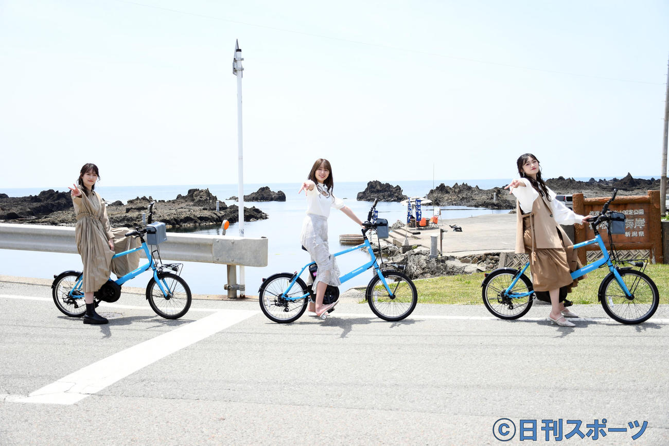 小木港から宿根木までサイクリングした、左から西潟茉莉奈、富永夢有、中井りか（撮影・大友陽平）