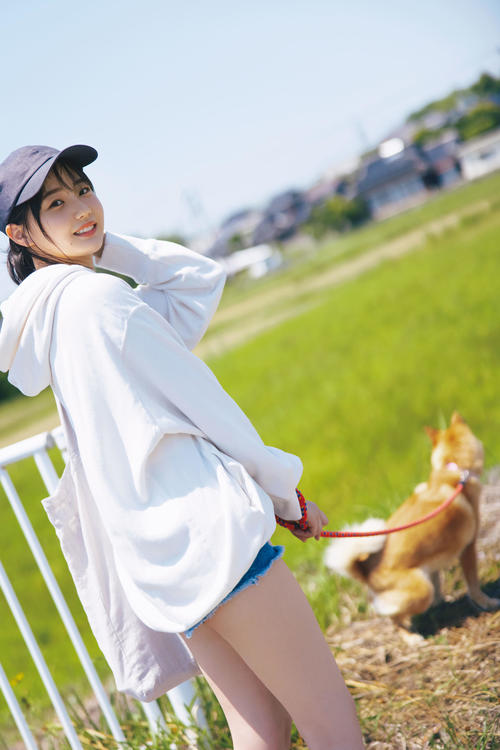 STU瀧野由美子の写真集が異例2度目の重版出来 愛犬との散歩ショット
