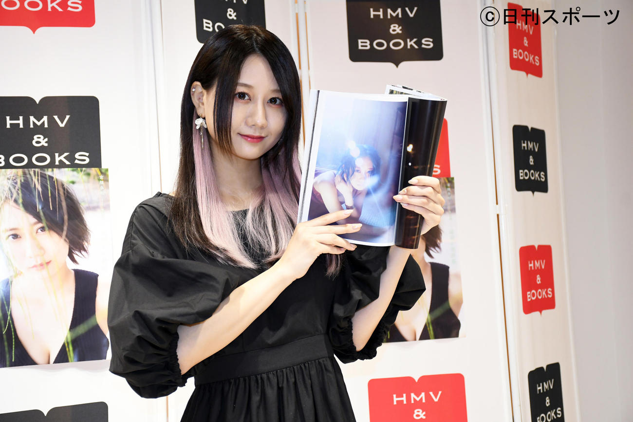 ファースト写真集「感情の境界線」発売イベントでお気に入りカットを披露するSKE48古畑奈和（撮影・大友陽平）