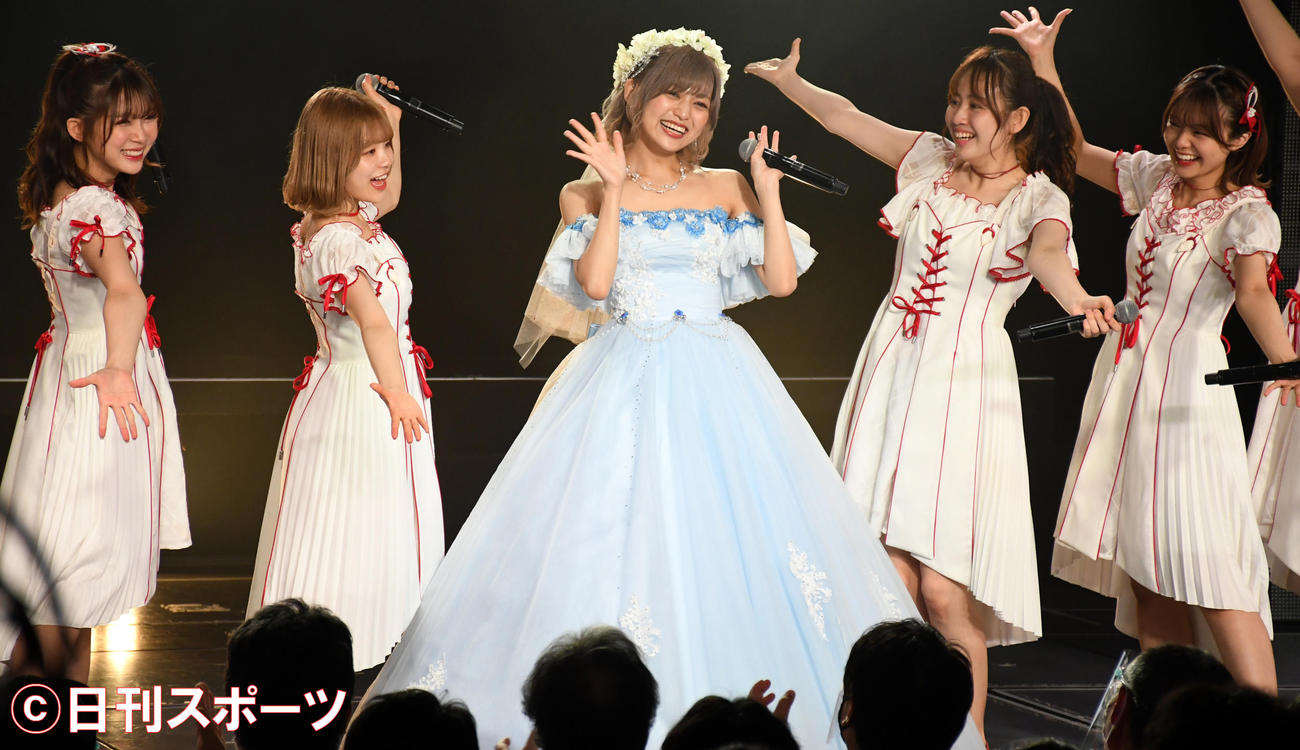 卒業公演で笑顔を見せるNGT48中村歩加（中央）。左から奈良未遥、清司麗菜、1人おいて西村菜那子、本間日陽（撮影・大友陽平）