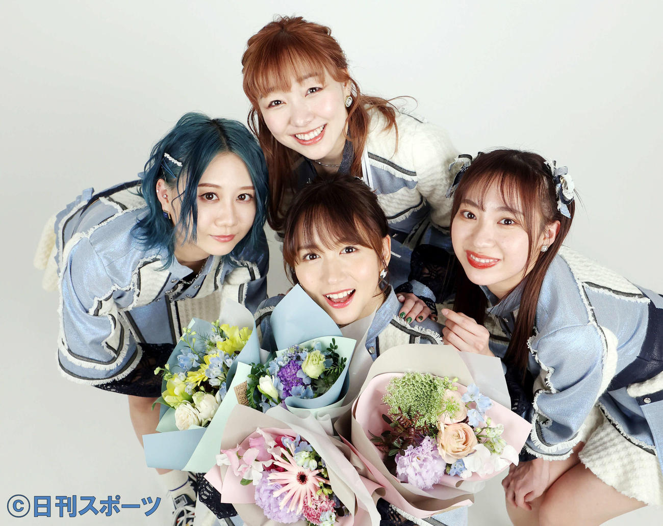 SKE48古畑奈和（左）、須田亜香里（後方）、日高優月（右）から花束をプレゼントされる大場美奈（2022年2月撮影）