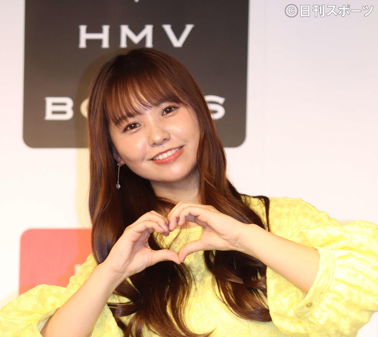 1st写真集「美しい果実」発売イベントでハートを作るNMB48の本郷柚巴（撮影・加藤理沙）