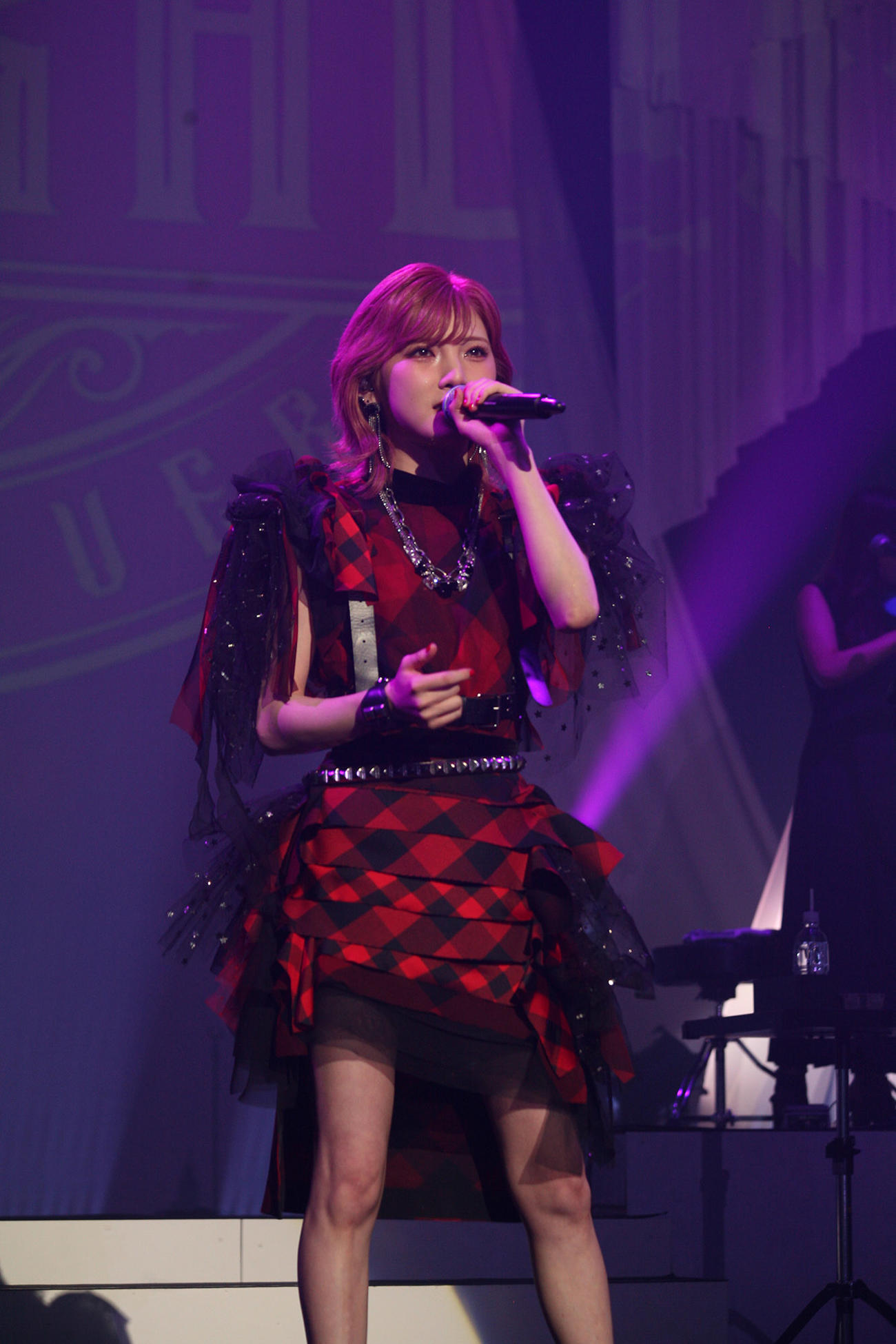 デビュー10周年記念ソロコンサート「Starting Over」で熱唱するAKB48岡田奈々