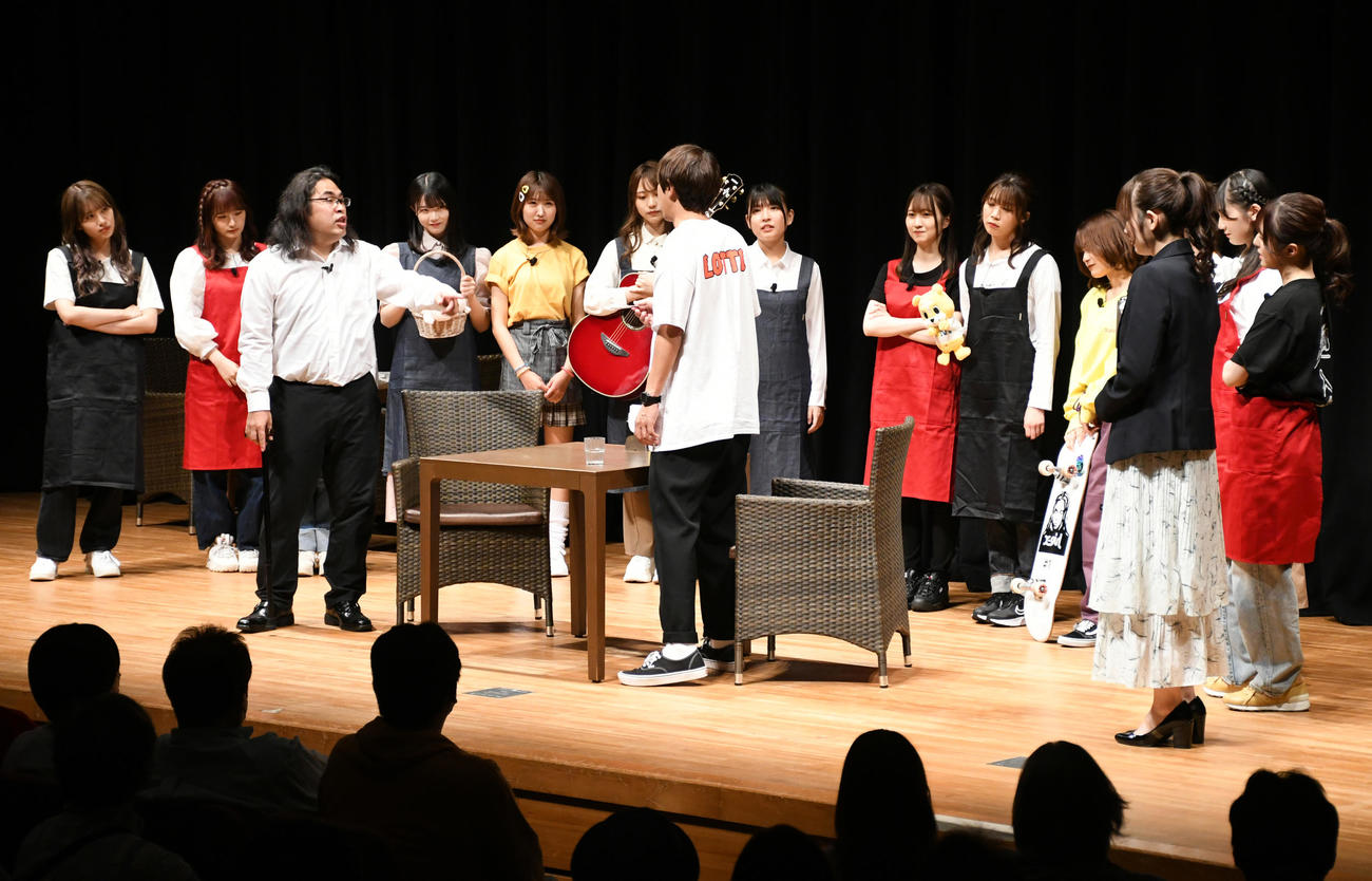コント＆トークライブ「カフェロッチ」でオリジナルコントを披露したNGT48メンバーとロッチ（撮影・大友陽平）