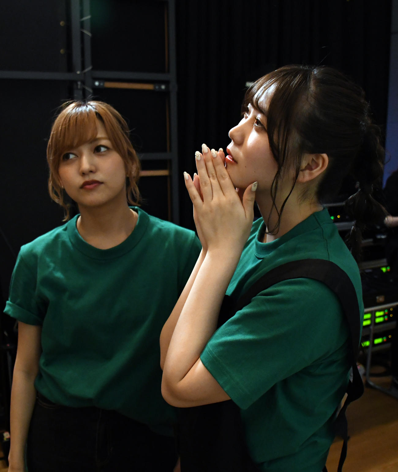 会場アナウンスのネタを考える中村歩加（左）と小熊倫実（撮影・大友陽平）