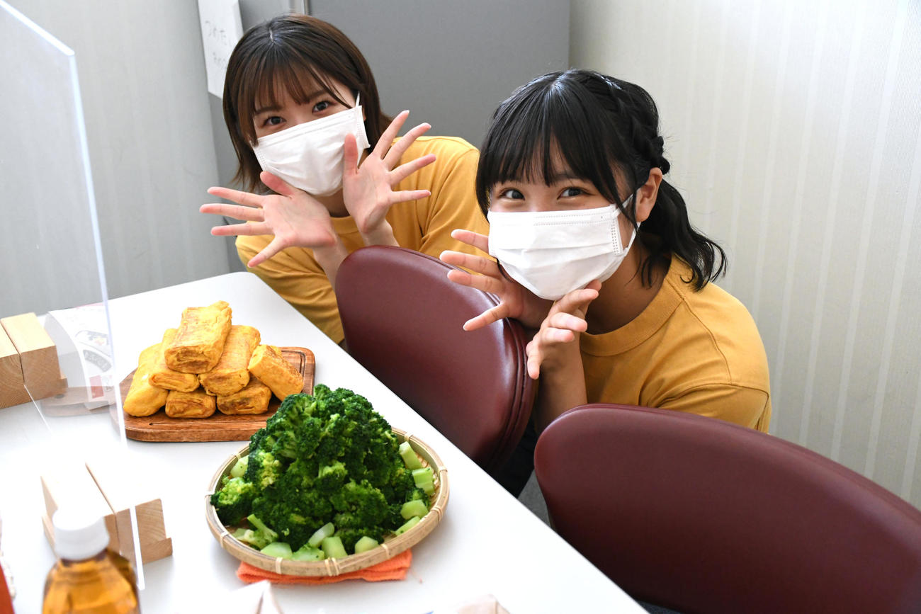 ケータリングで卵焼きとブロッコリーをゆでた安藤千伽奈（左）と古舘葵（撮影・大友陽平）