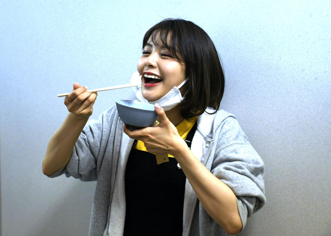 炊いたご飯を試食する？　本間日陽（撮影・大友陽平）