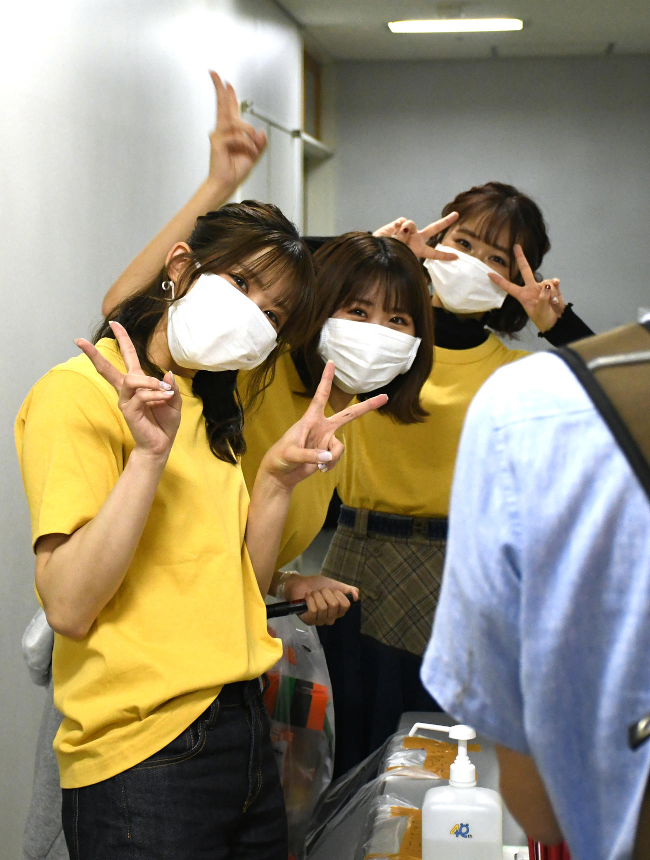楽屋準備担当の、左から奈良未遥、古澤愛、真下華穂（撮影・大友陽平）