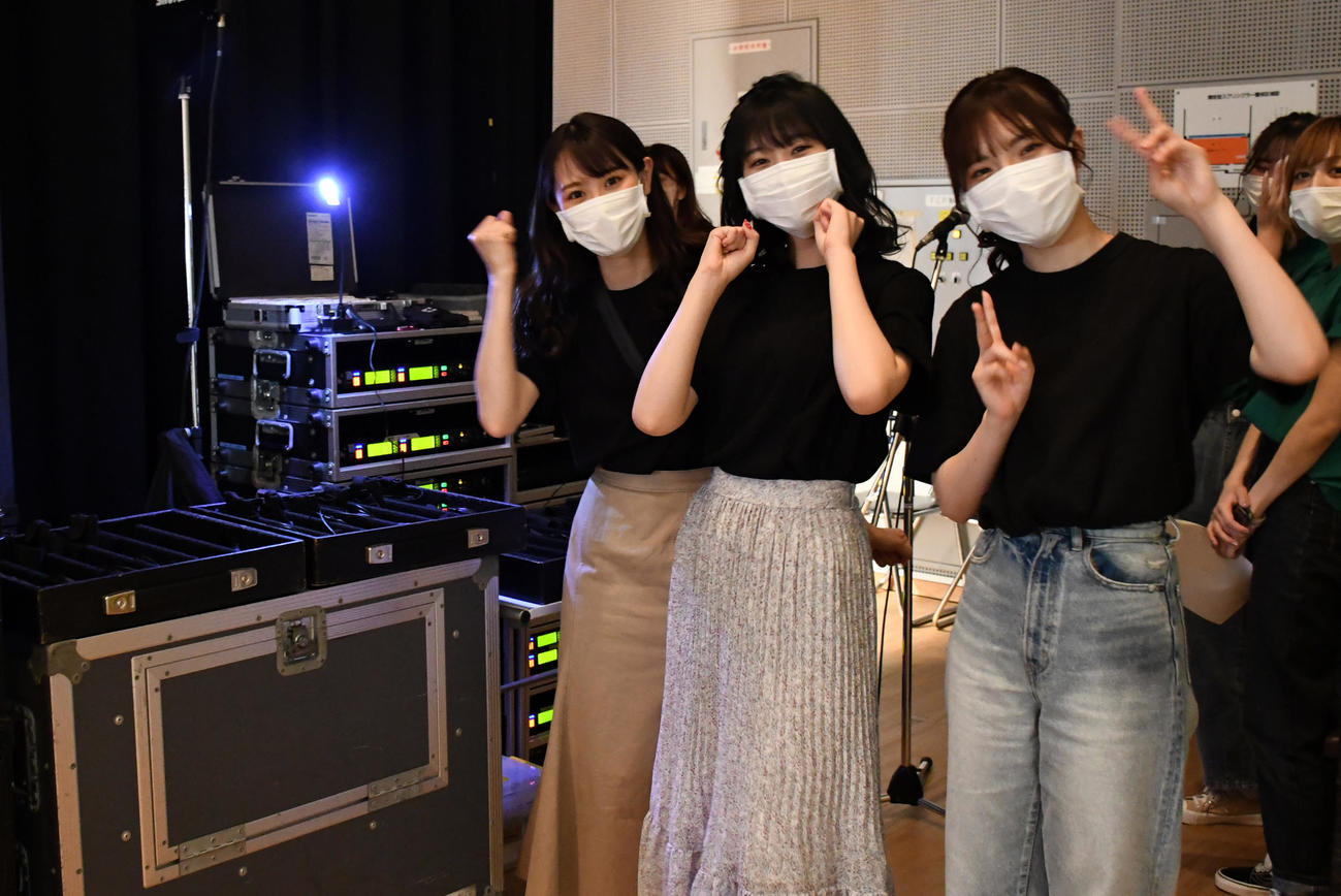 音声担当としてマイクを管理した、左から西潟茉莉奈、佐藤海里、大塚七海（撮影・大友陽平）