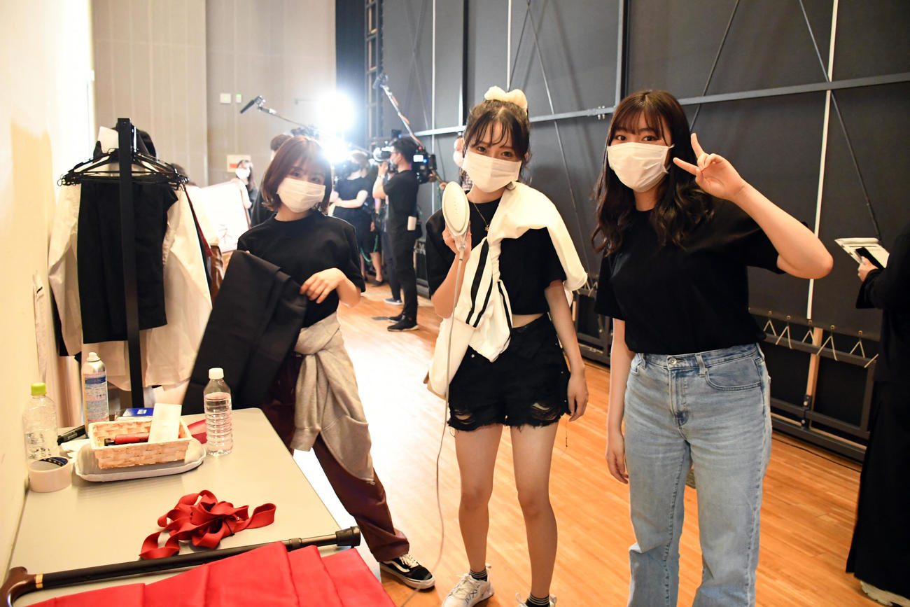 衣装担当の、左から清司麗菜、中井りか、寺田陽菜（撮影・大友陽平）