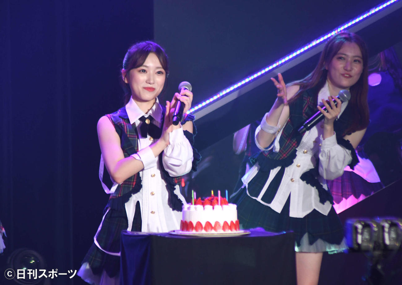 「生誕祭」公演でメンバーからバースデーソングで祝福され笑顔のHKT48矢吹奈子（撮影・大友陽平）
