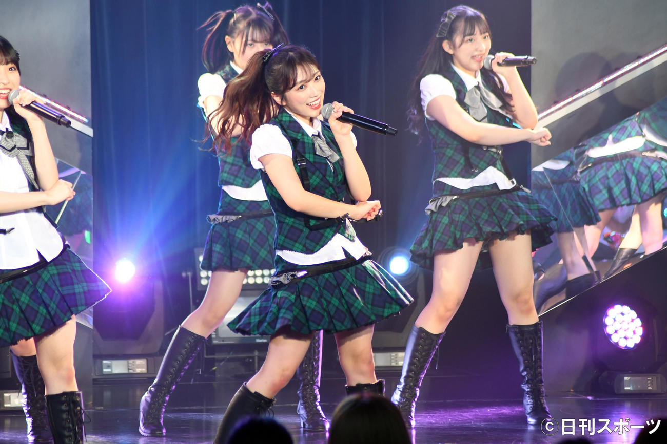 「生誕祭」公演でパフォーマンスするHKT48矢吹奈子（撮影・大友陽平）