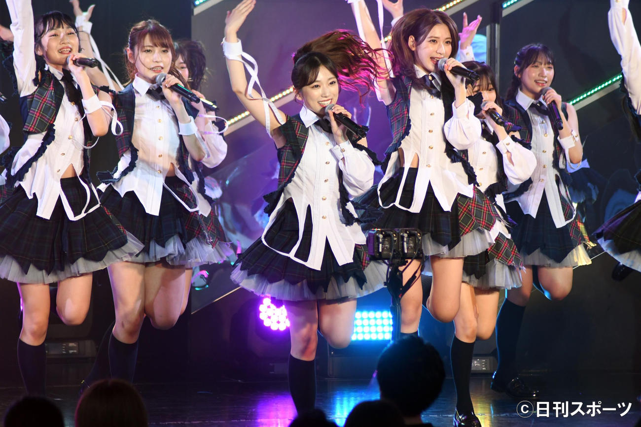 「生誕祭」公演で新シングル「ビーサンはなぜなくなるのか？」を披露するHKT48矢吹奈子（中央）（撮影・大友陽平）