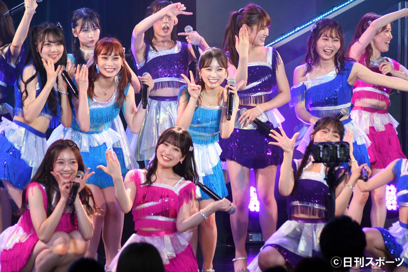 「生誕祭」公演で笑顔を見せるHKT48矢吹奈子（中央）（撮影・大友陽平）