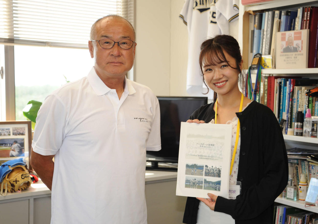 佐藤総監督から、これまでのコラムをまとめた冊子をいただきました