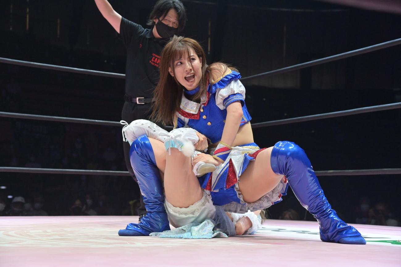 瑞希をサソリ固めに極めるSKE48荒井優希（C）東京女子プロレス
