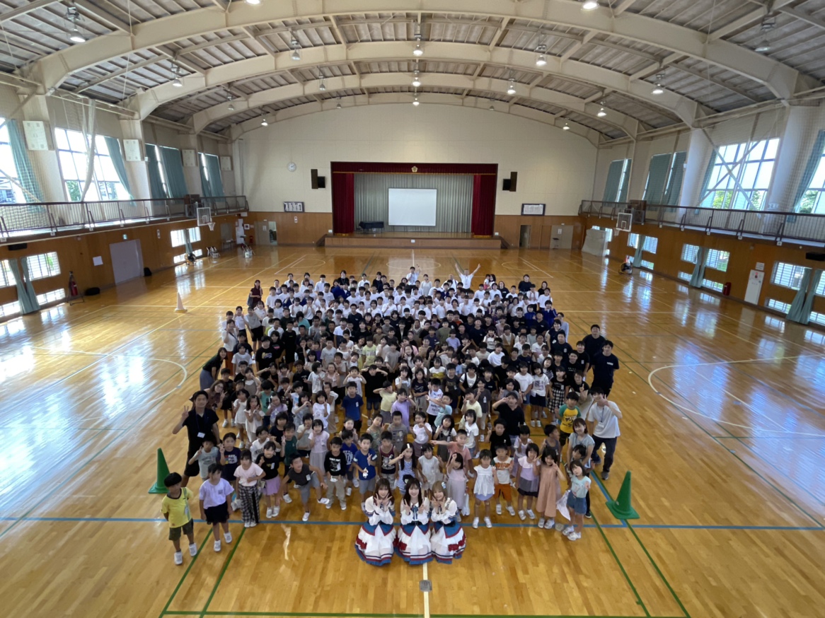 佐渡・畑野小の生徒に特別授業を行ったNGT48の前列左から奈良未遥、大塚七海、清司麗菜