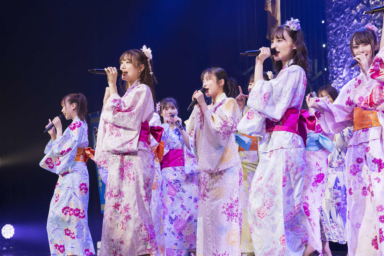 浴衣姿でもパフォーマンスした紅組選抜の上西怜（手前左）新澤菜央（同右）ら（C）NMB48