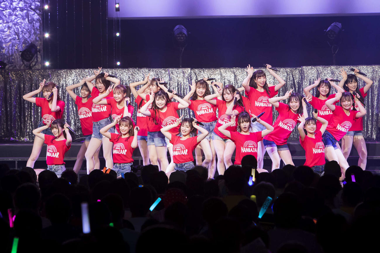 夏コンサート「NAMBAZAAR」初日に出演した紅組選抜の上西怜（最前列左から2人目）川上千尋（同右）ら（C）NMB48