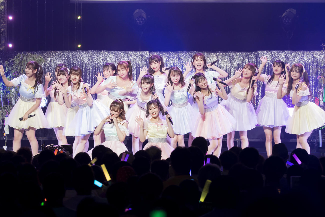 川上千尋（最前列右）上西怜（同左）ら紅組メンバー（C）NMB48