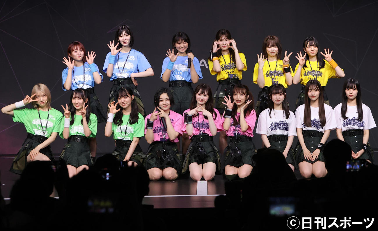 「第1回AKB48天下一HADO会」に出場したメンバー。前列左から茂木忍、山邊歩夢、山内瑞葵、道枝咲、齋藤陽菜、向井地美音、山崎空、山崎空、平田侑希、小濱心音、後列左から坂口渚沙、浅井七海、稲垣香織、谷口めぐ、倉野尾成美、多田京加（2022年6月撮影）