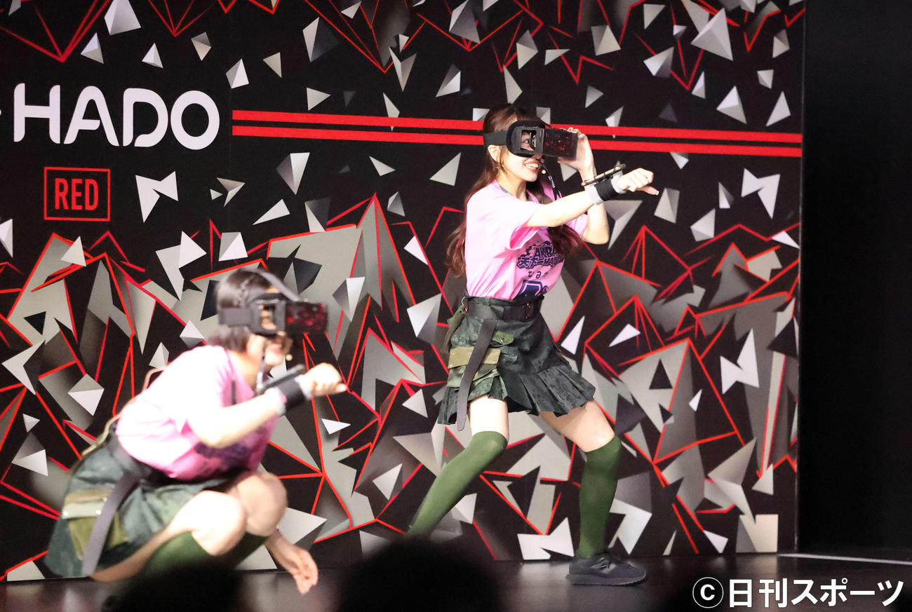 「第1回AKB48天下一HADO会」でプレーするチームAの向井地美音。左は道枝咲（2022年6月撮影）