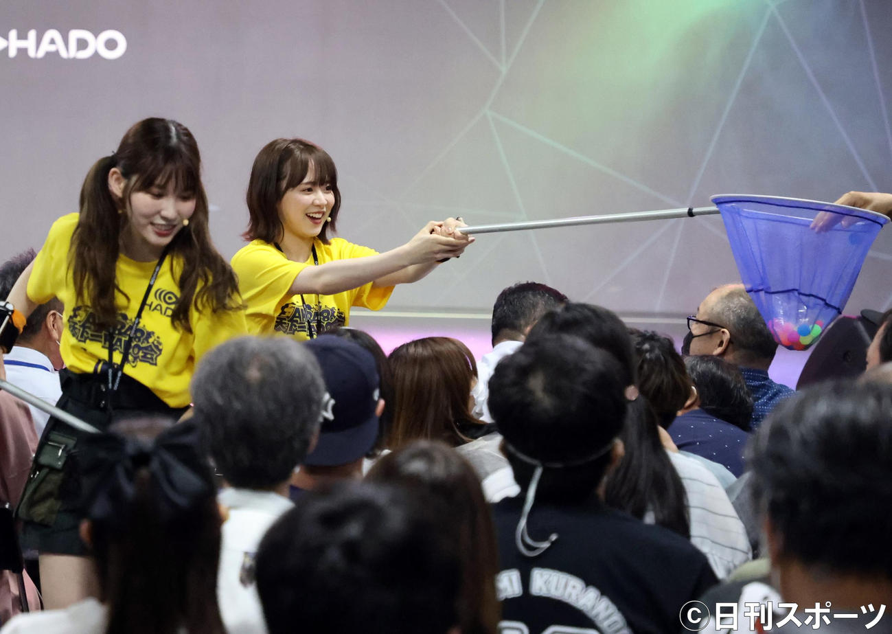 「第1回AKB48天下一HADO会」でファンからボールを集める谷口めぐ（左）と倉野尾成美（2022年6月撮影）